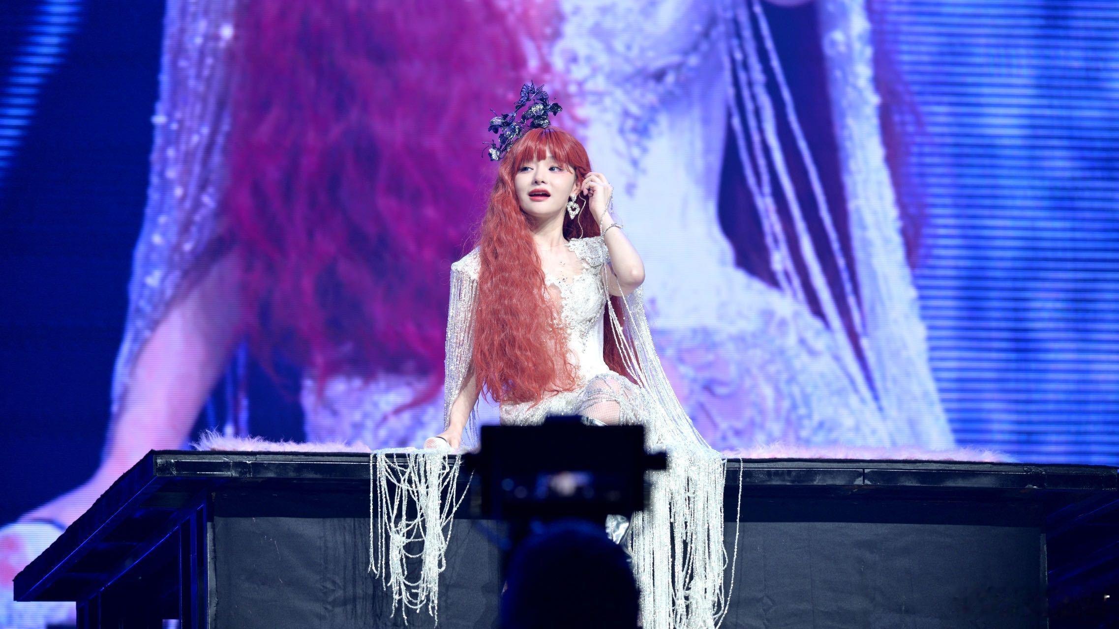 黄霄雲女团舞此女甚萌看了黄霄雲的女团舞，脑海中浮现出一个画面：无数个少女站在一起