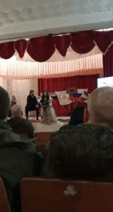 海马斯突击检查位于顿涅茨克地区俄军音乐会，造成至少25名士兵被“去军事化”，手机