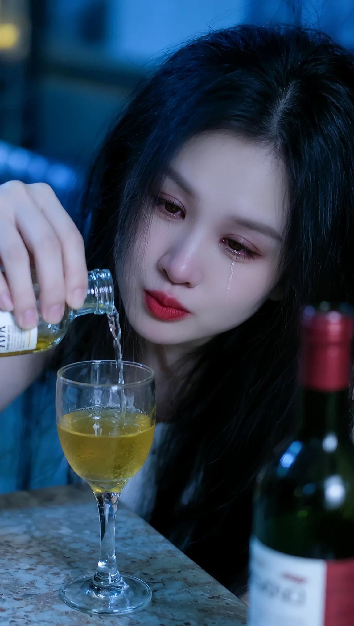 一个人坐了很久很久，想了很多事情，低下头，眼泪就掉了下来，突然发现，我...