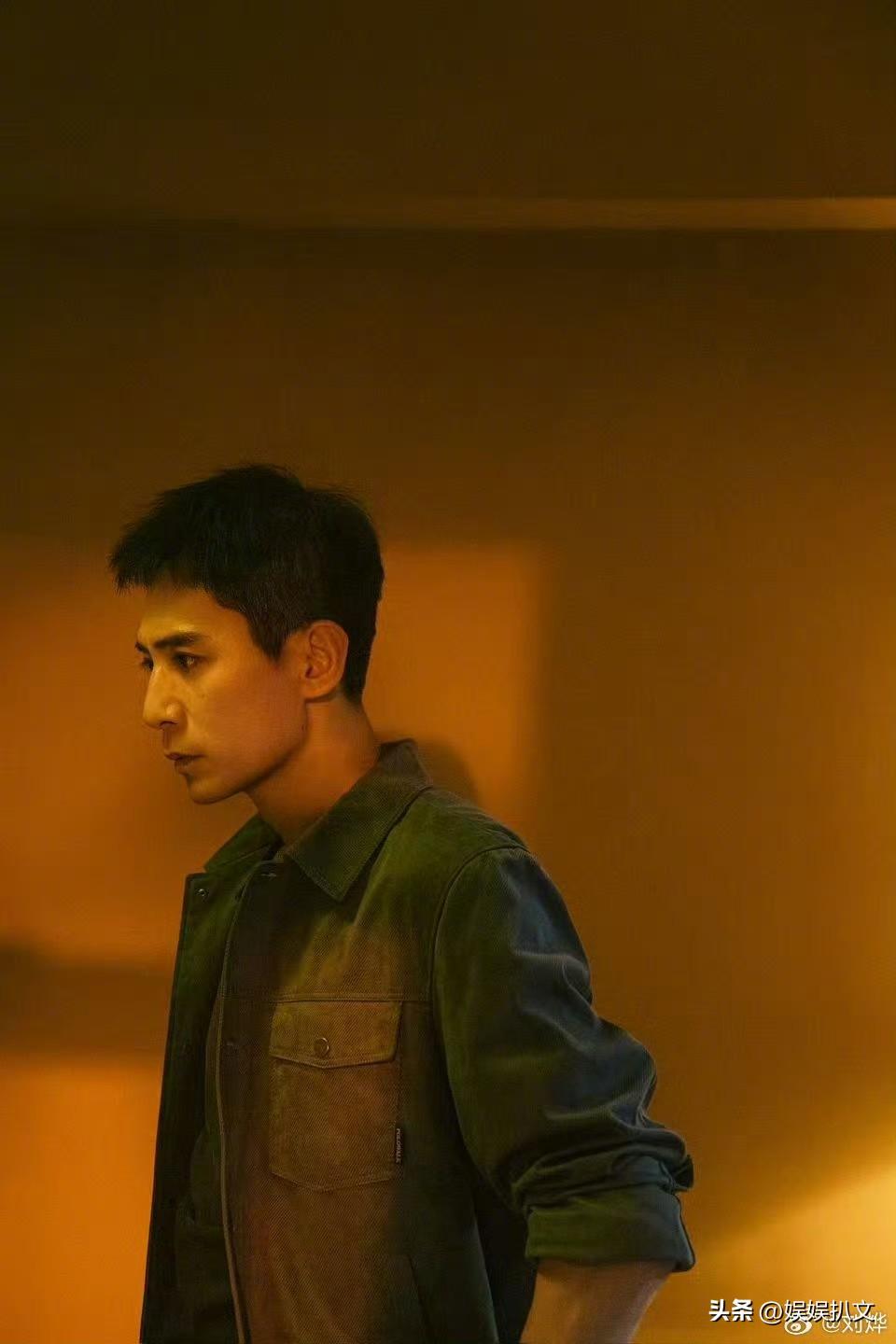 刘烨庆祝自己48岁生日晒照，头发短且利落，侧面鼻子高挺，眉眼分明，手臂肌肉线条明