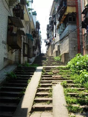。东晋郭璞于此叹言“此地宜城”，是安庆别称的由来，现为市级文保单位。