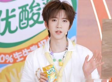 时代少年团优酸乳直播全员清爽上线优酸乳直播精彩放送，时代少年团全员以清爽造型集体