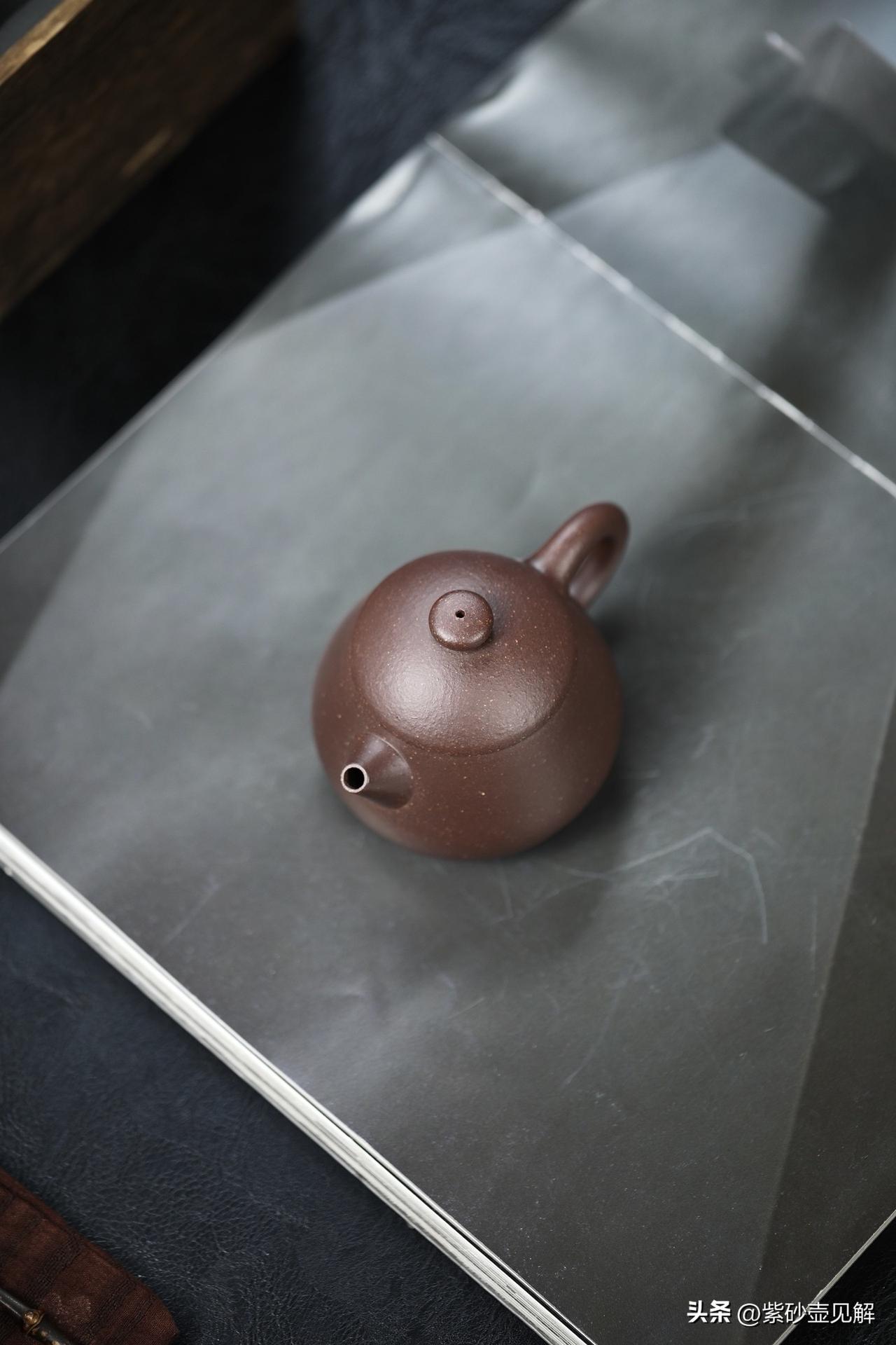 一场关于朱泥壶皱纹的对话
周末，老张的茶室里，小李捧着自己新入手的一把朱泥小壶，