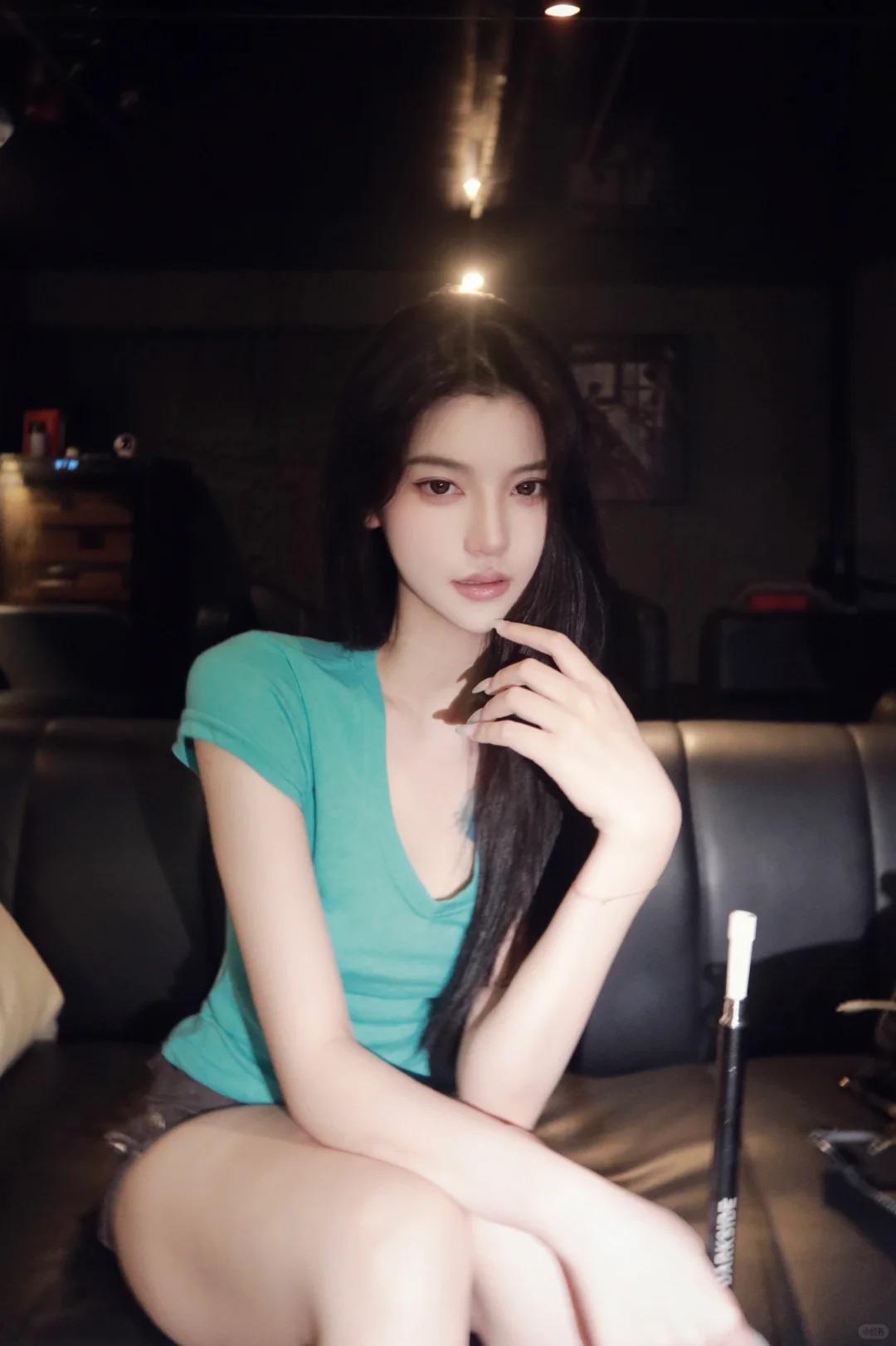 五官特别有力量感的时尚模特小美女，抬手时线条会轻轻绷紧，像花瓣脉络被轻轻拉开，透