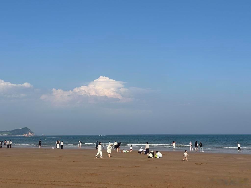 盛夏追光之旅微博旅行ing青岛石老人海水浴场的好天气真的治愈到失语，澄澈蓝天衬着