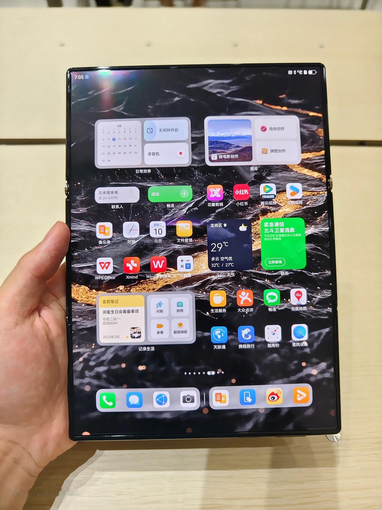 华为Mate XT非凡大师真机图

三折叠，怎么折，都有面！拿这个手机在大街上用