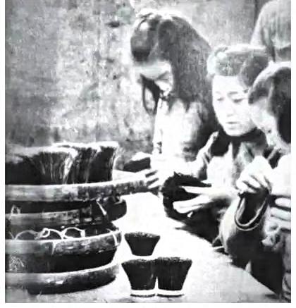 这是张新中国成立初期工厂女工的老照片，看看这几位女工在做什么？
