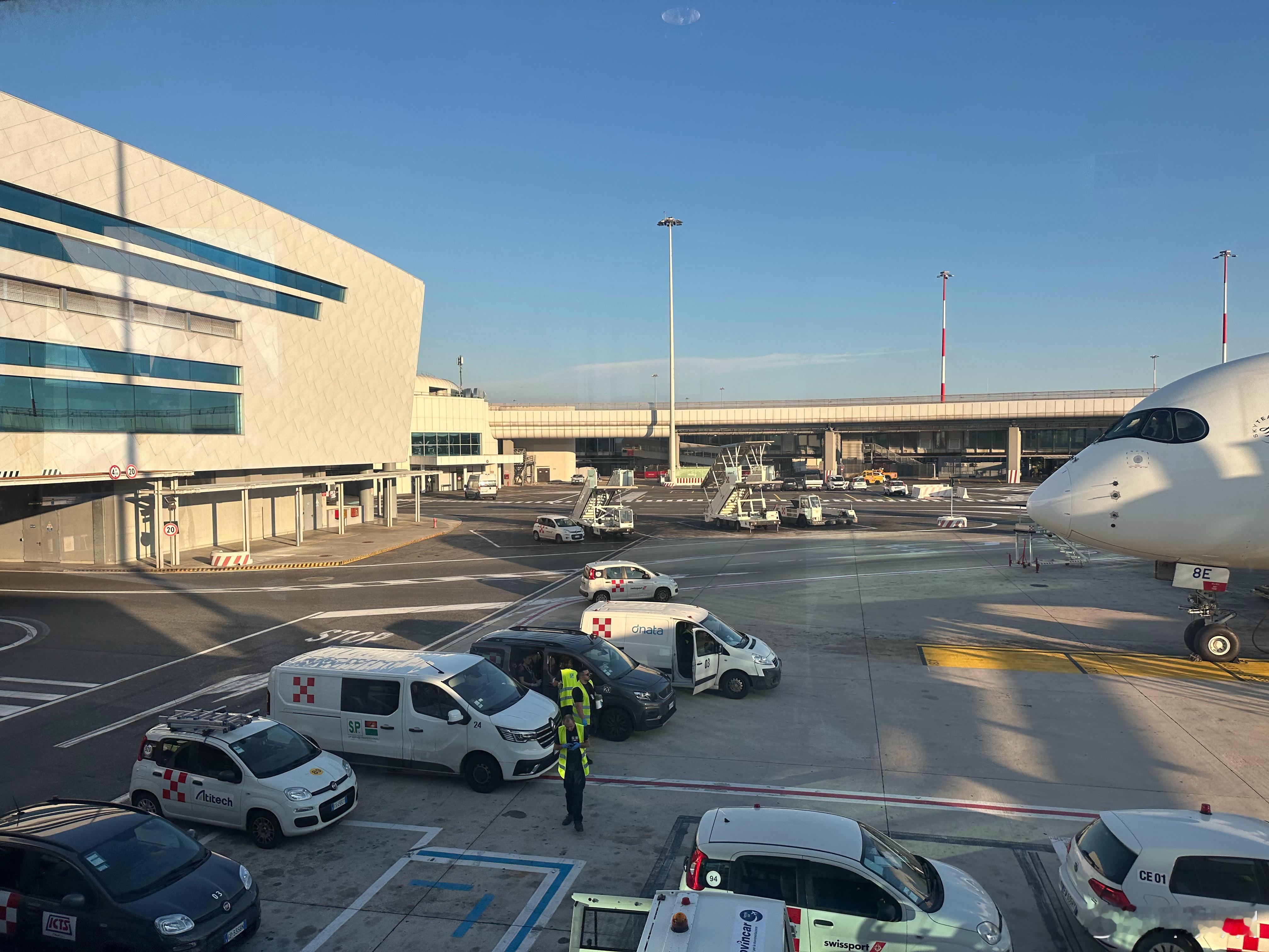 抵达罗马，强烈表扬一下今天乘坐东方航空上海到罗马的航线，航班号MU787的飞机上