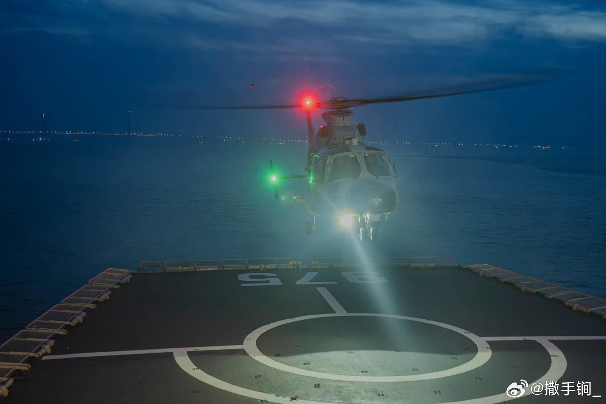 Z-9F、卡-28在975徂徕山舰昼夜起降训练 ​​​