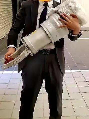 比亚迪：“大哥们，跟吗？”
友商：“这是个什么玩意？跟木头一样，有啥好跟的？”