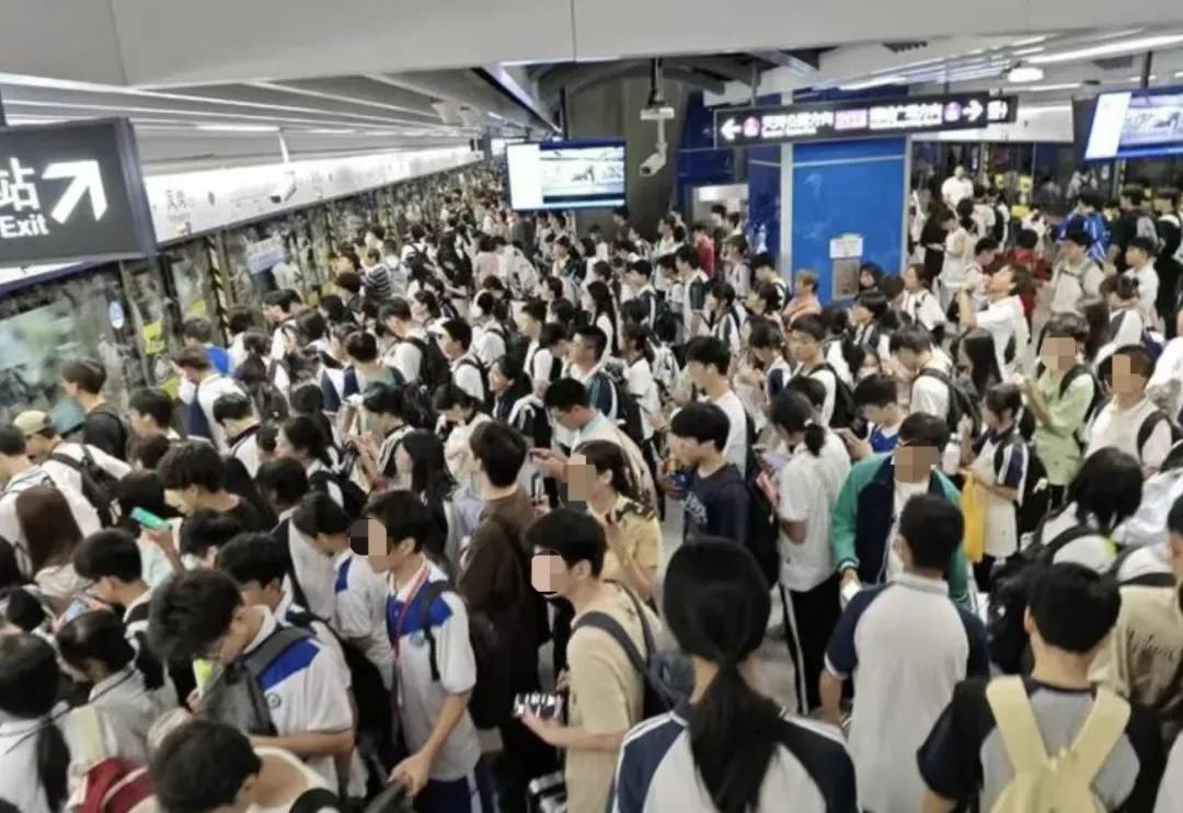 疯狂！3万人集中出逃，21号线沦陷！
这样人山人海的场面，估计你会想到3号线珠江