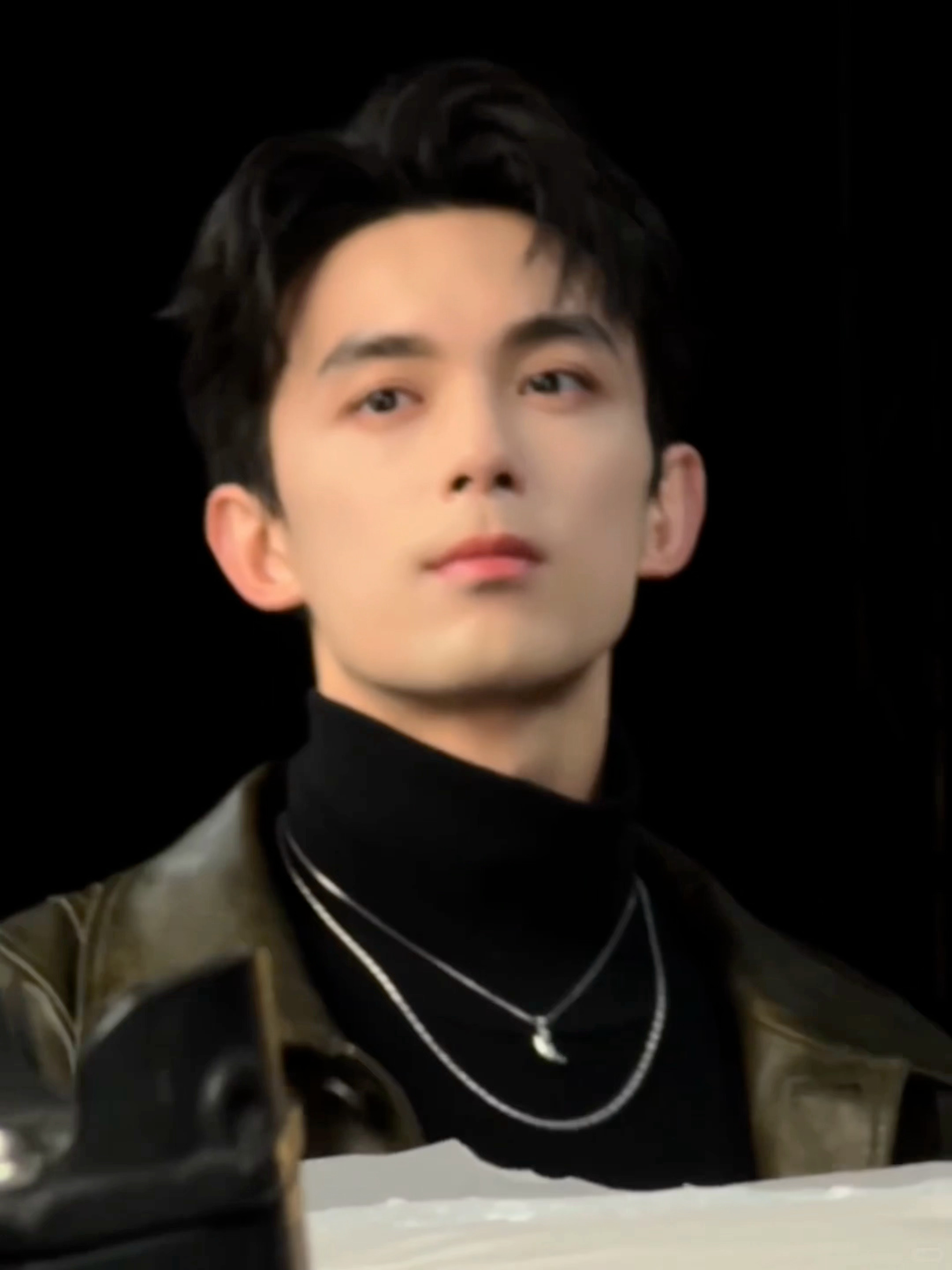 雕塑般的美男正用颜值干翻这个世界中…（小北就这样困困的在片场等待… 