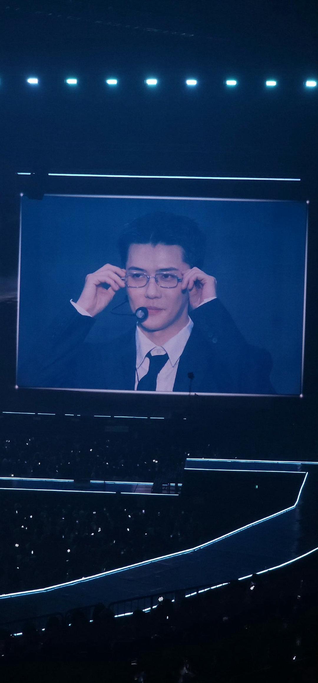 吴世勋戴眼镜吴世勋金丝眼镜小吴总，斯文败类好带感啊 