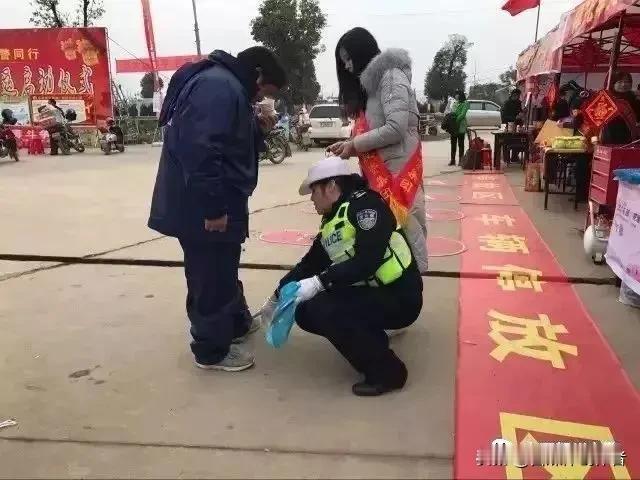 微光暖学子，平凡藏大爱
 
街头独行的初三女孩，肩头沉甸甸的行李，七公里漫漫长路