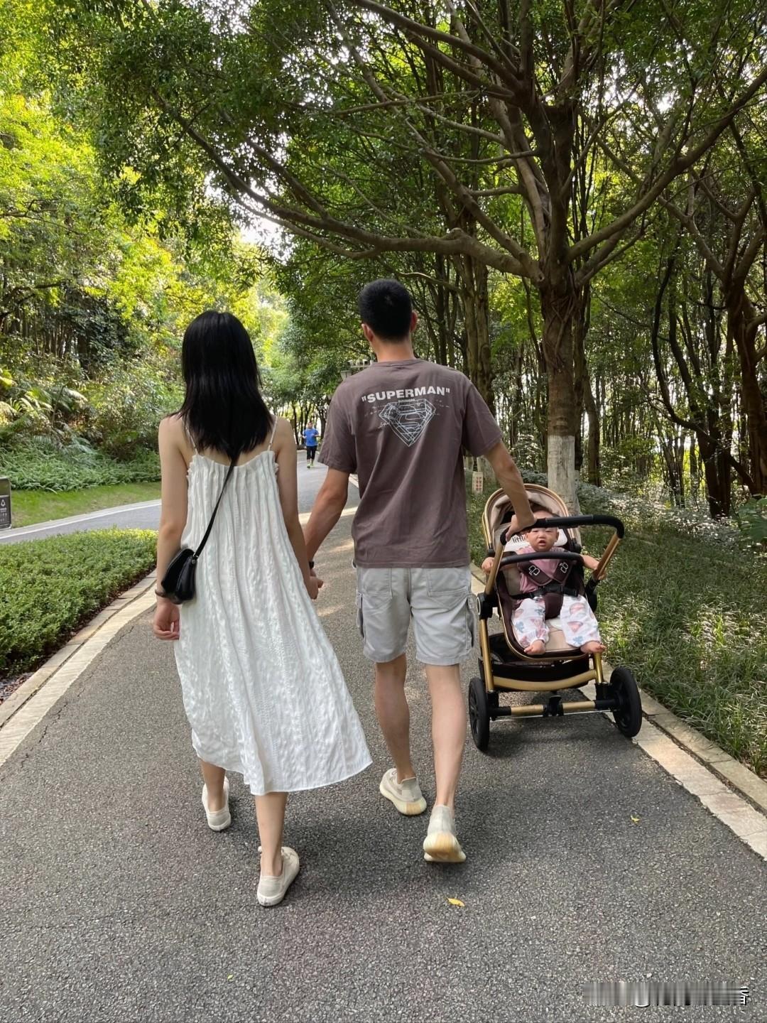 是并肩闯岁月的战友，是深夜暖灯旁的知己，是吵过闹过仍愿把温柔留彼此的人，是烟火里