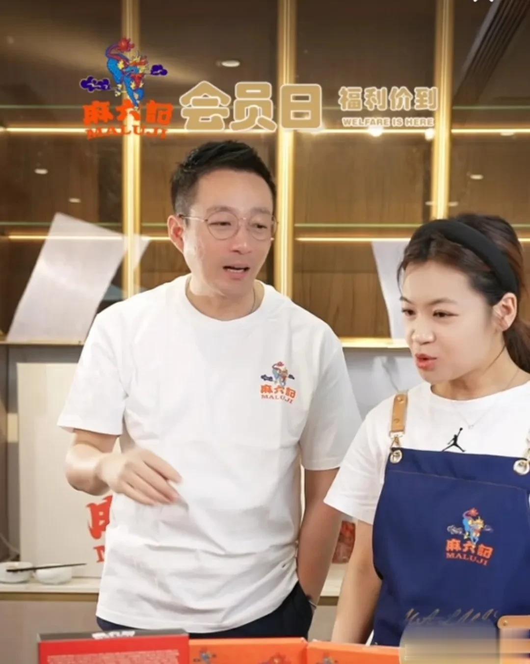 来看汪小菲与主播们直播对话，逗趣、调侃、京腔张口就来。

南迪说：天啊，今天是我