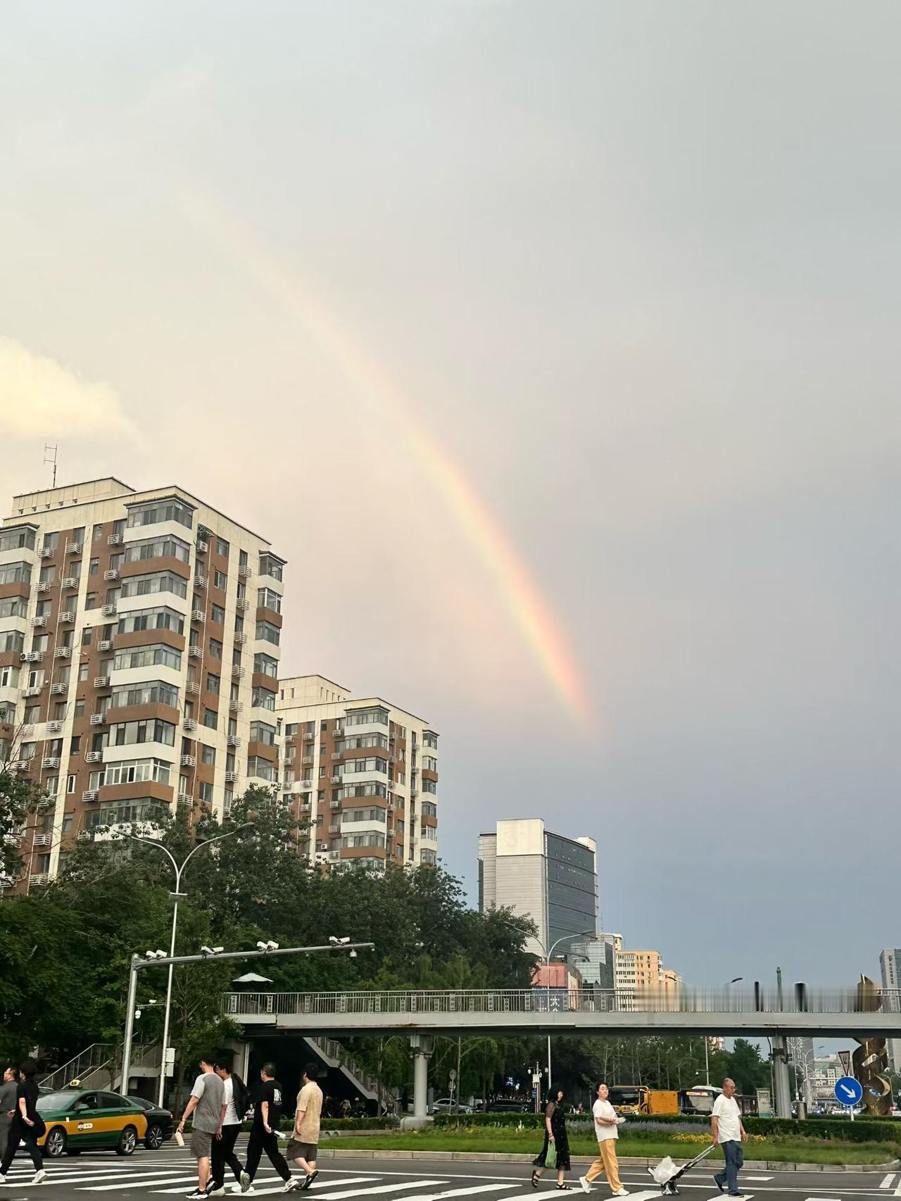 城市中的彩虹，带来一天的好心情！🌈🏙️随手拍一张你城市的蓝天景色 自然彩虹 