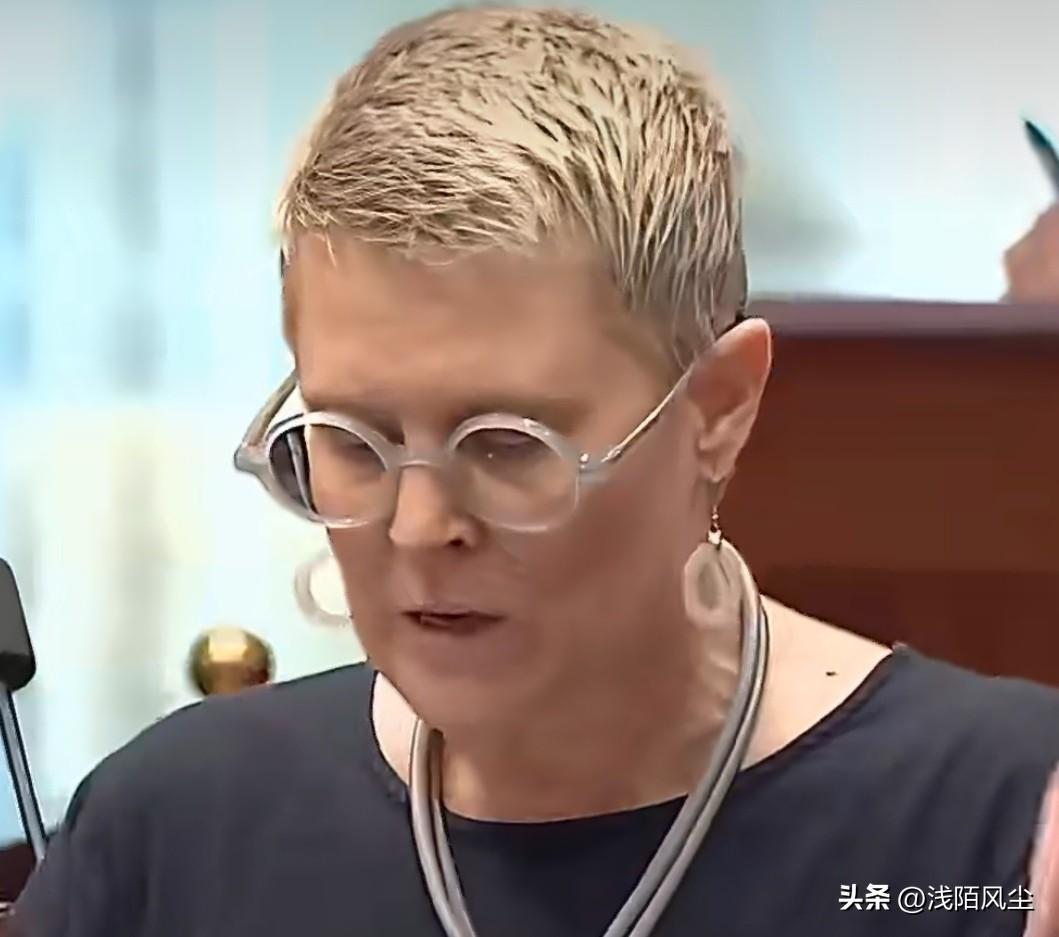 澳大利亚议员痛斥政府虚伪，一边高调欢迎伊朗女足队员寻求庇护并合影，一边却对美以轰