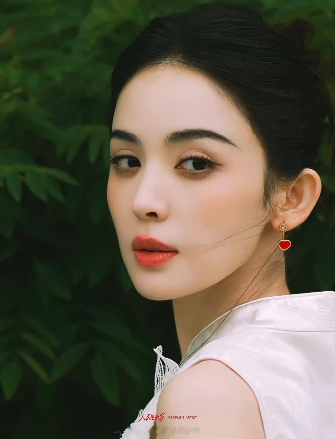 娜扎人民艺术家杂志预告，漂亮大气 