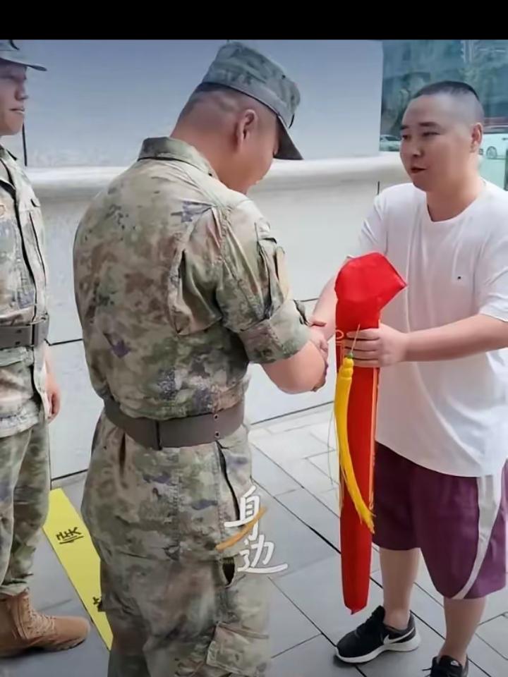 四川成都，一位网约车司机凌晨突发脑梗，可他却放弃自救去医院，拼尽最后力气，把车开