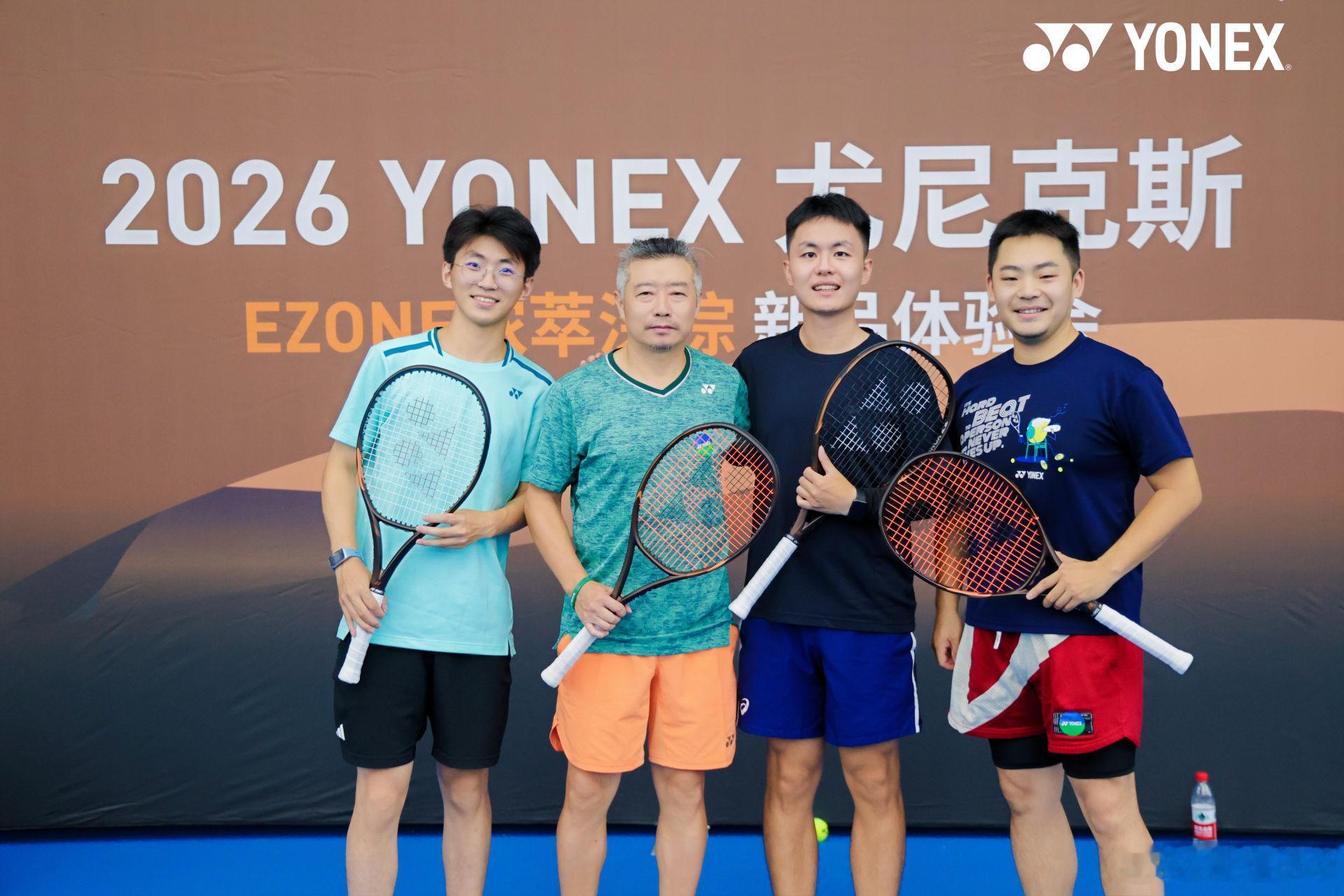 在望京南湖球馆完成今日第一练即参加了“EZONE 浓萃深棕 新品体验会”。先是在