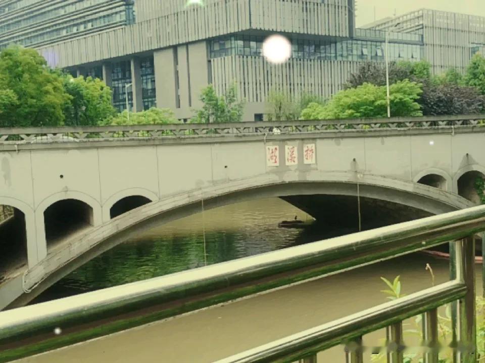 晒图笔记大赛端午节小长假，武汉雨中的湖溪桥。