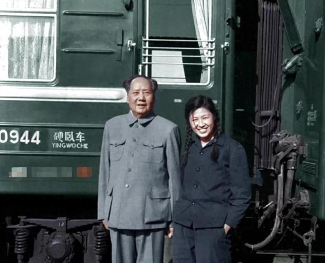 毛主席与他的机要秘书谢静宜合影留念，她双手插在口袋里，笑容天真显得格外可爱
19