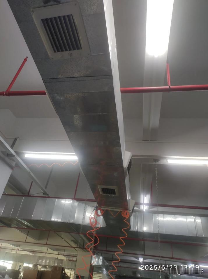 没有公主的命，却得了公主病!
这么热的天气，同事却不让开车间里的冷气蒸发机。
按
