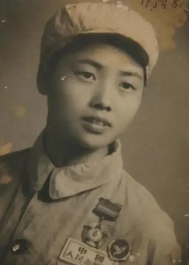 1951年，志愿军女护士张道华的眼睛被炸瞎，陷入昏迷，醒来后，她已经看不清东西，