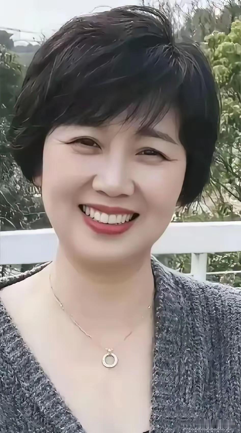 生活总在赶路
疲惫常常猝不及防

庆幸工作之余
还有件小事可栖心——
养几盆绿植