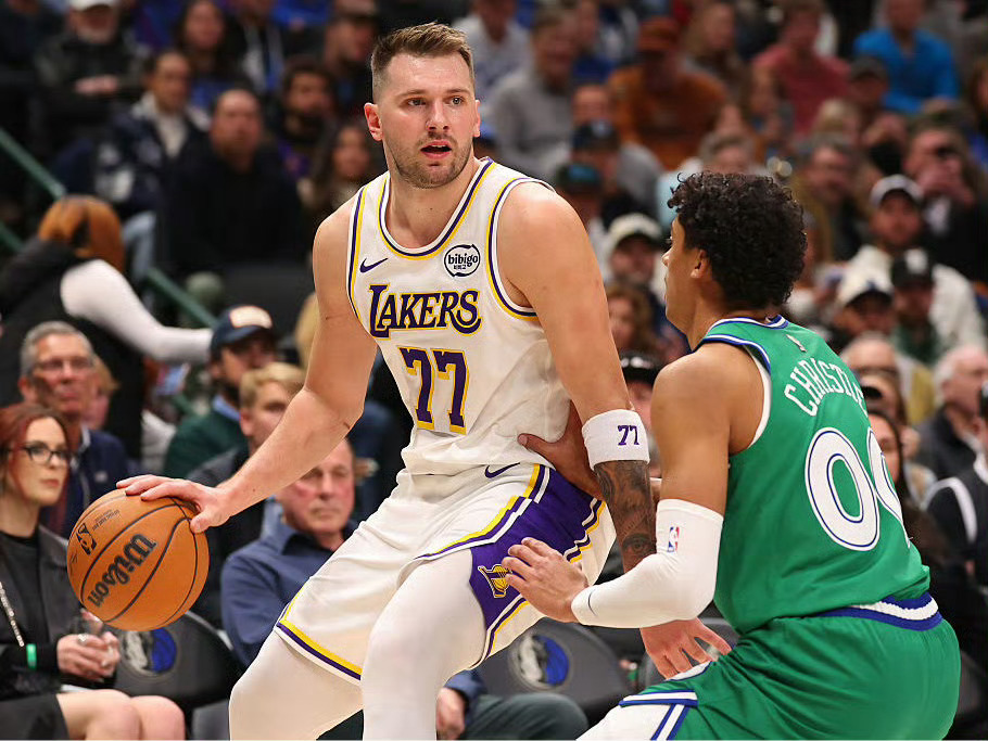 NBA 西部大乱斗！目前西部火箭、湖人和森林狼的胜场都是28胜。火箭以28胜16