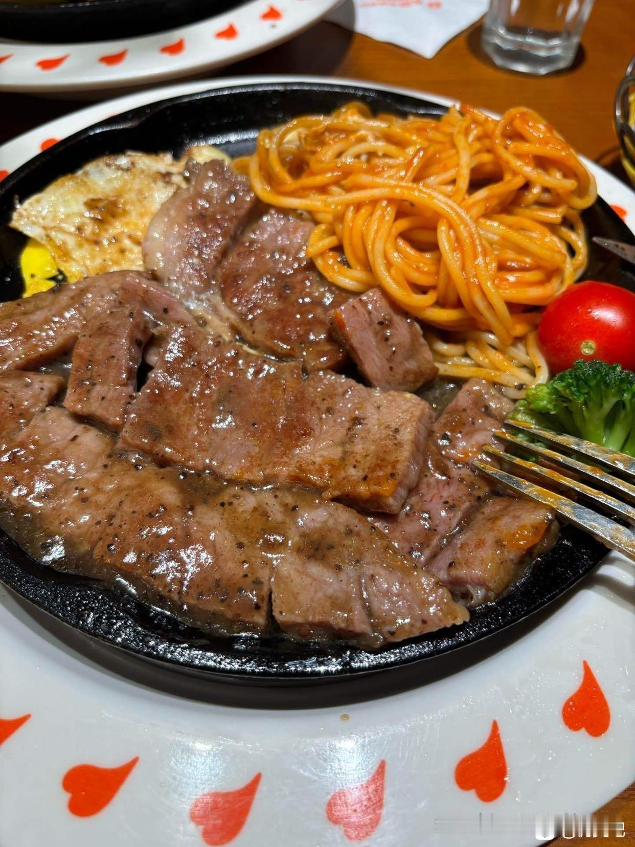 美国有美式中餐 
那中国是不是中式西餐，因为咱们国人吃的西餐基本都是改良化的，你