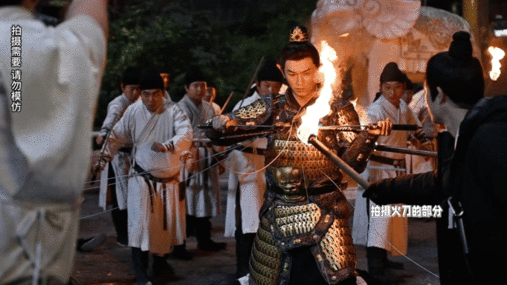 杨旭文的爆红全靠硬拼！《唐朝诡事录之长安》中穿30斤非遗铠甲，火直接烧身，一天1