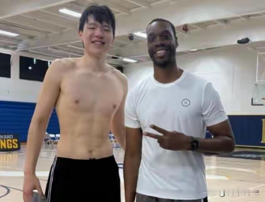 但是回到亚洲赛场，他依旧是那个实力出众的大中锋，不要小看一个NBA首轮秀，也不要