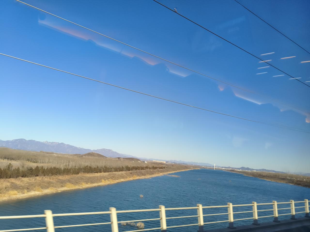 北京和我的城市相隔600多公里，温度自然差了好多度。家那冰上运动火爆中，而这的湖