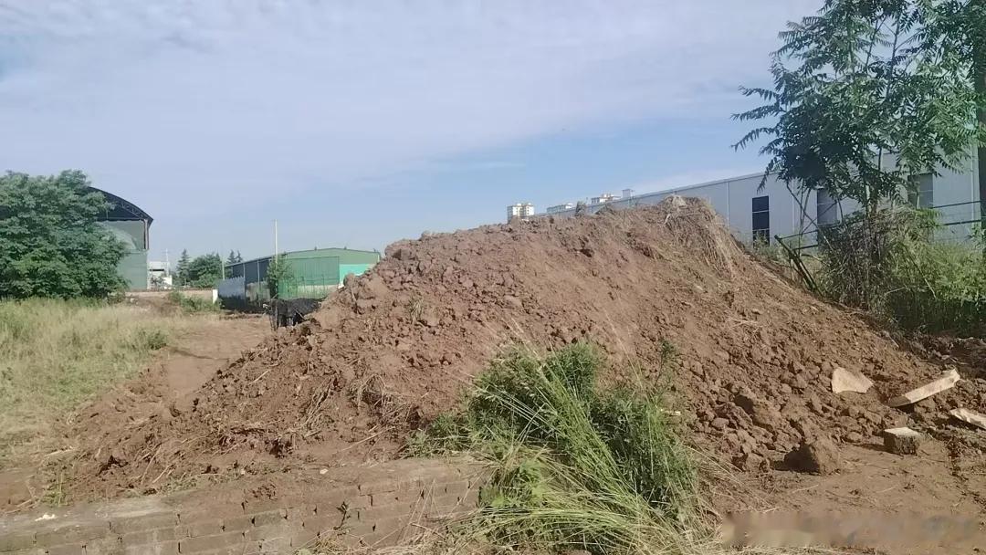微博知名博主 宝鸡一农田通道遭土方封堵：村民担忧农机通行受阻耽误夏收，村委会及镇