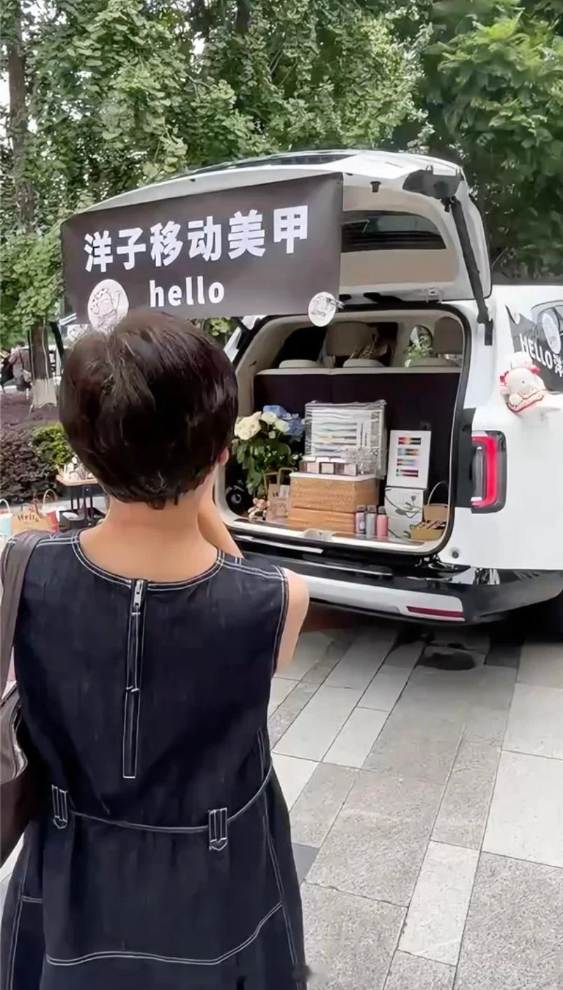 雷军回应澎程爆改美甲车不得不说这一届网友们真的是太会了，买别的车是花钱，买小米澎