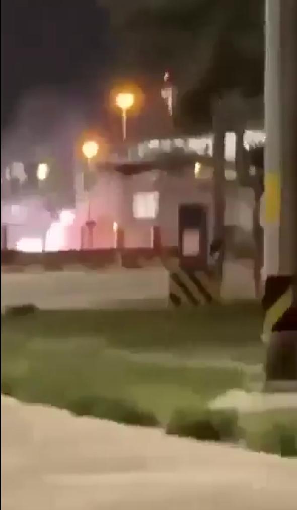 “打！”沙特阿拉伯吉赞炼油厂再次遭到来自也门胡塞武装的自杀式无人机打击！央视新闻