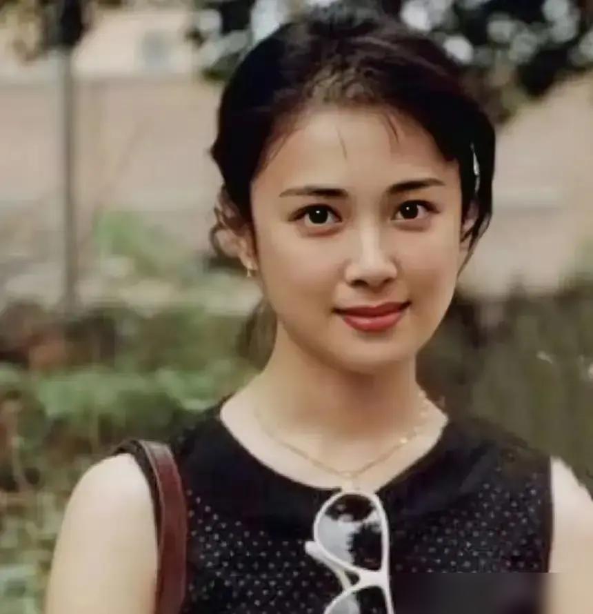 61岁傅艺伟近照曝光，评论区直接看呆！
14岁靠《她从雾中来》一战成名，17岁