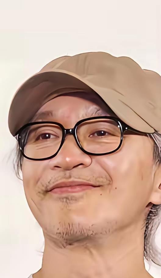 周星驰64岁了，还在35度高温下跑路演，穿着二十斤重戏服的粉丝在台下喊“我养你啊
