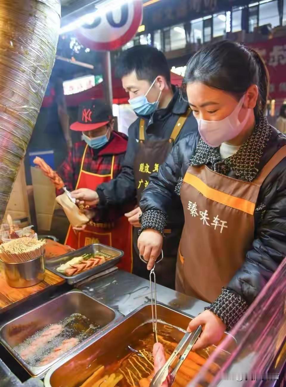 《观夫妻俩开小吃摊年进账百万之感》
人们都说赚钱难，
他们挣钱挺简单。
经营2个