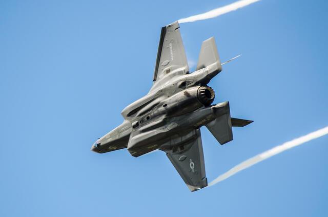 美军战机再遇险情！24小时内两架美军F-35阿曼湾遇险，伊朗媒体首发，美军全程沉