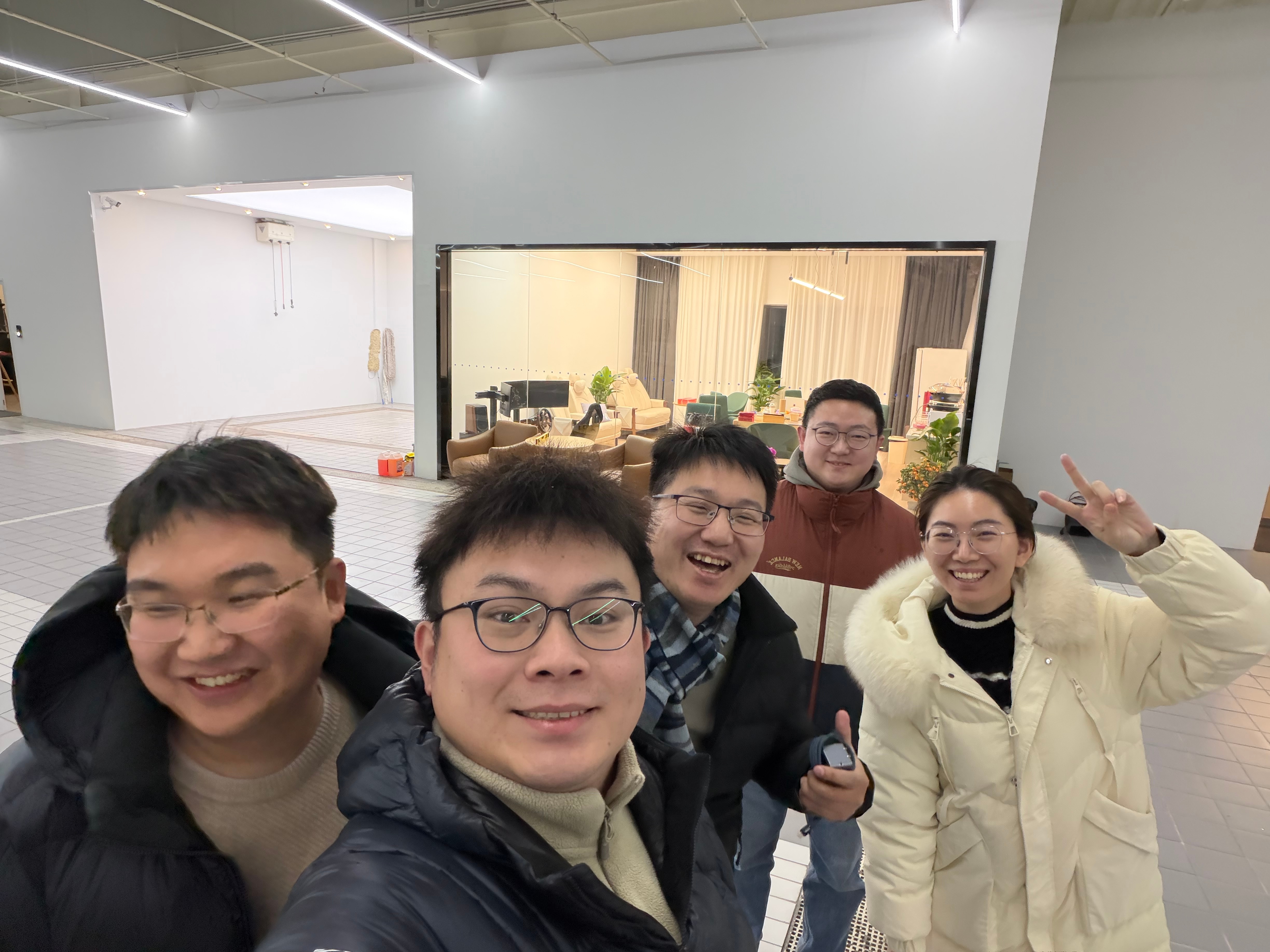 吃完这顿，明年新亭口片场再见～感谢蔚来的朋友送的红酒，微醺俱乐部认证～ 新能源大