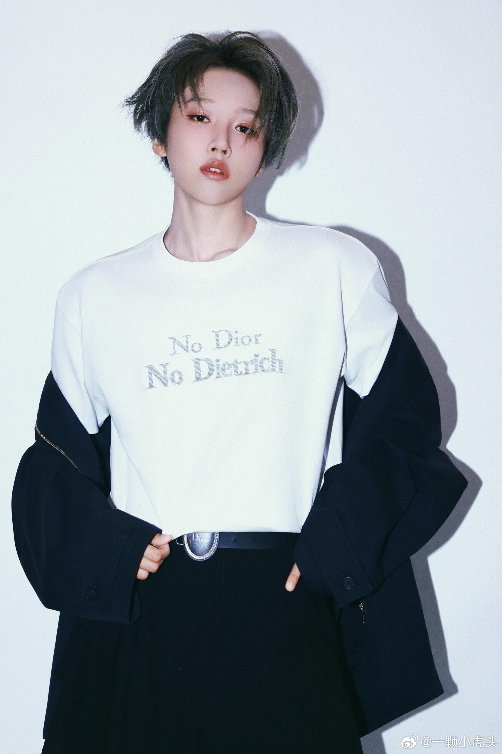 衣服半脱不脱的，雨昕是为了going我嘛