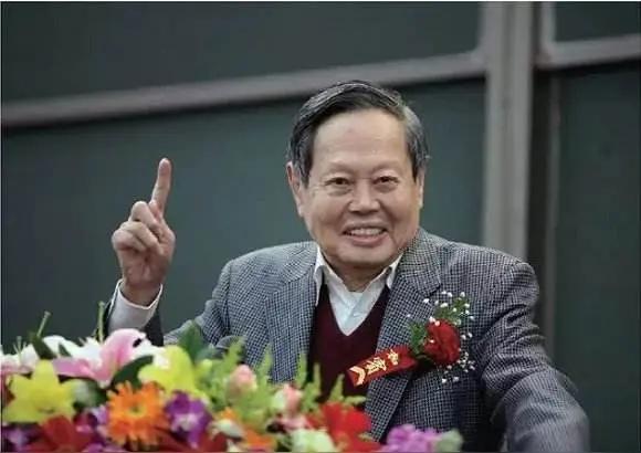 然而，正当人们为这段深沉而纯粹的爱情感动不已时，社会的目光却开始变得复杂起来。有