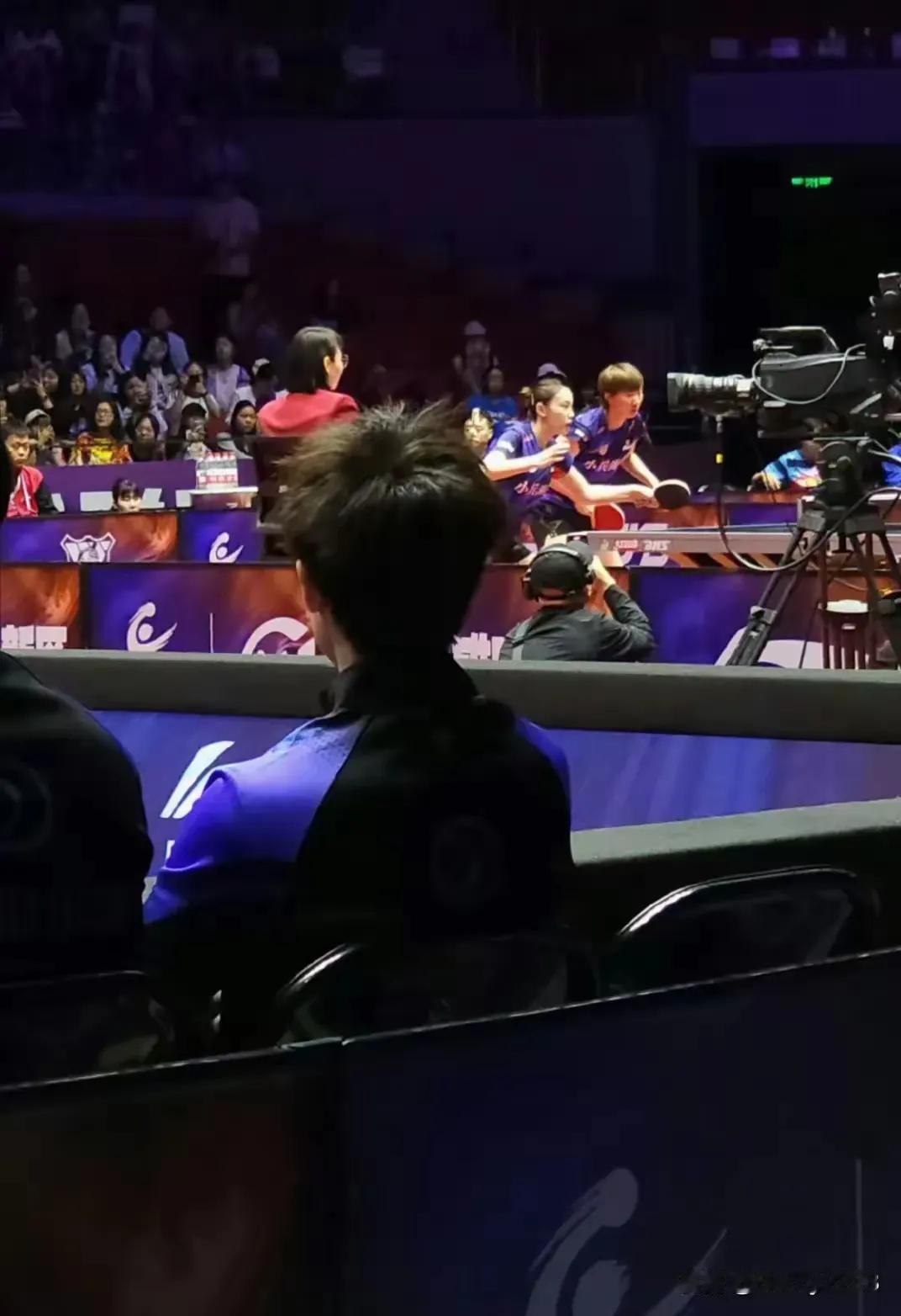网友向林高远喊话啦：高远，你在看谁呢？[捂脸]
网友为林高远操碎心了，他的一举一