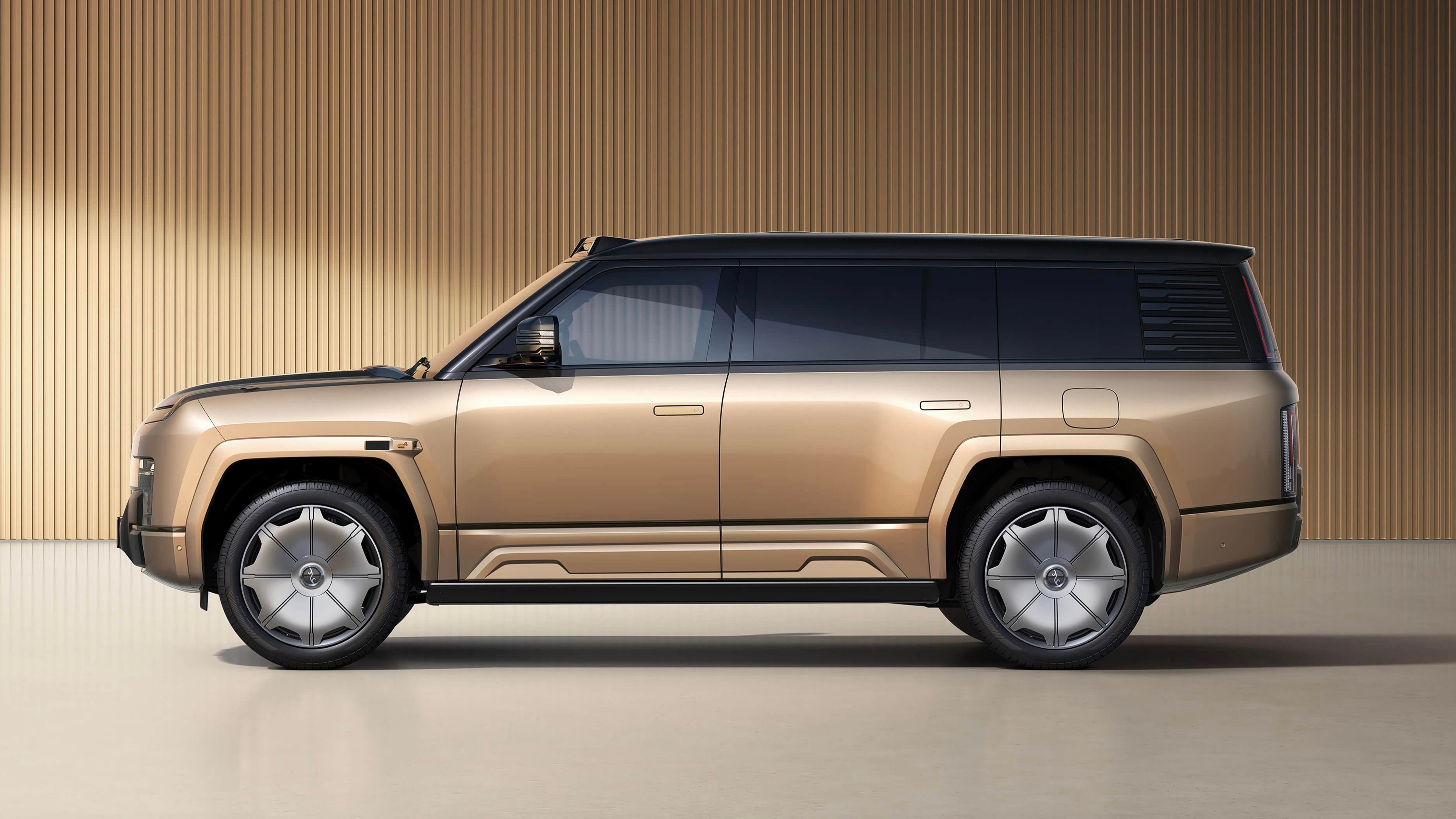 目前所有新势力的大型SUV，其实大家都是以「性价比」的方式去和GLS、X7、揽胜