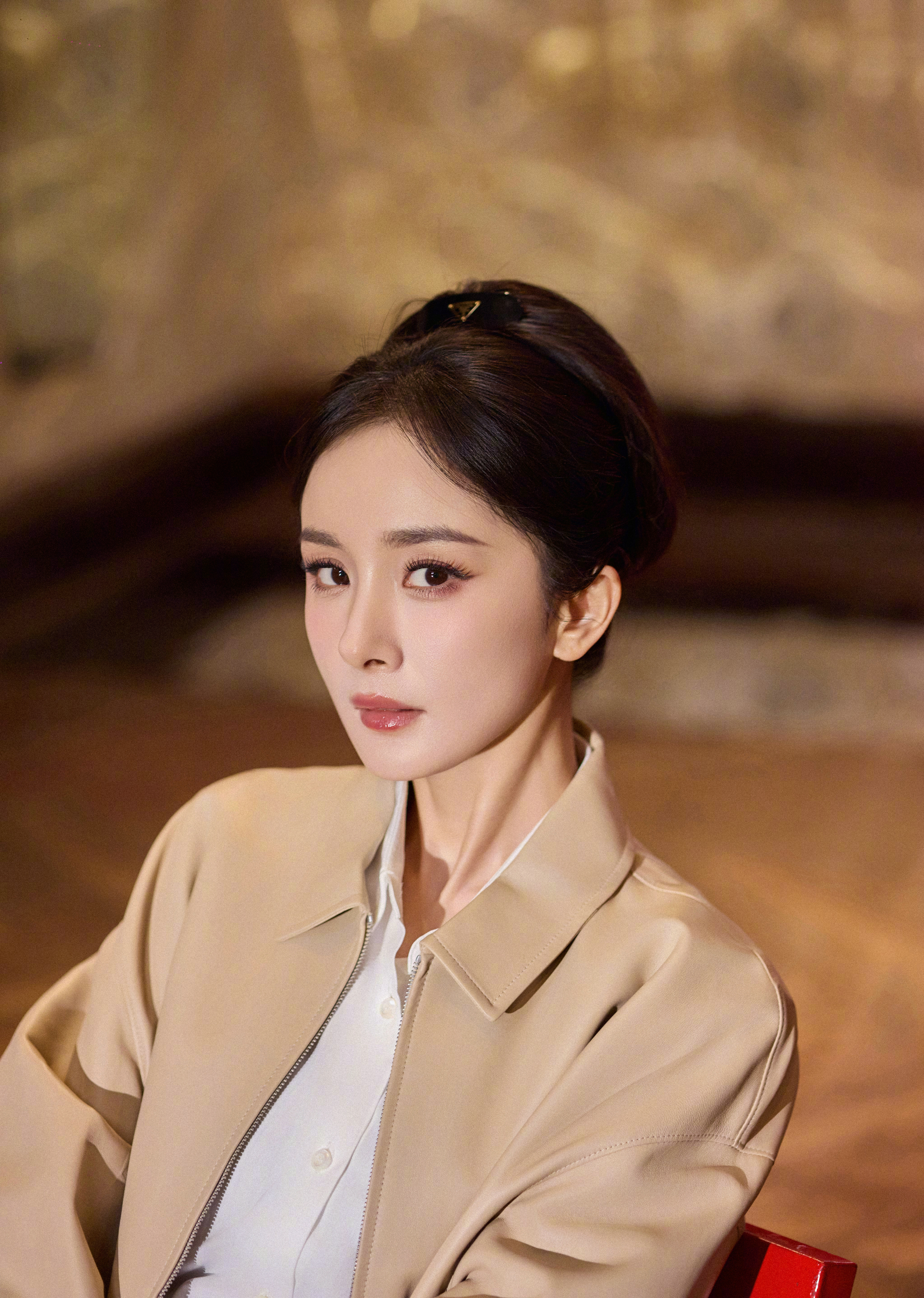 杨幂 简约的配色+利落的版型，温柔又不失飒爽，氛围感拉满💃杨幂穿搭风格百变杨幂