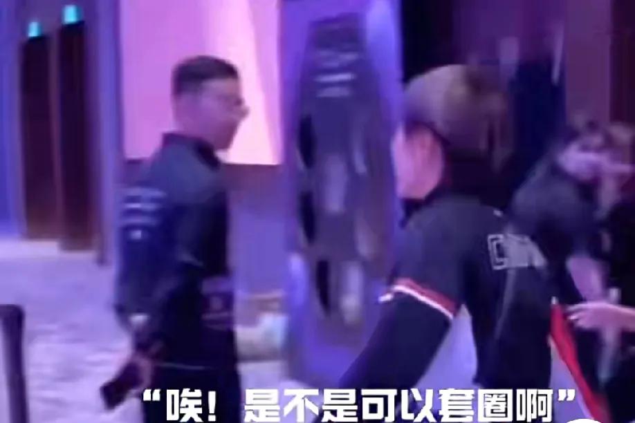 澳门冠军赛活动现场，可把国乒姐妹们乐坏了。
    大迪走进去直接问工作人员：‘
