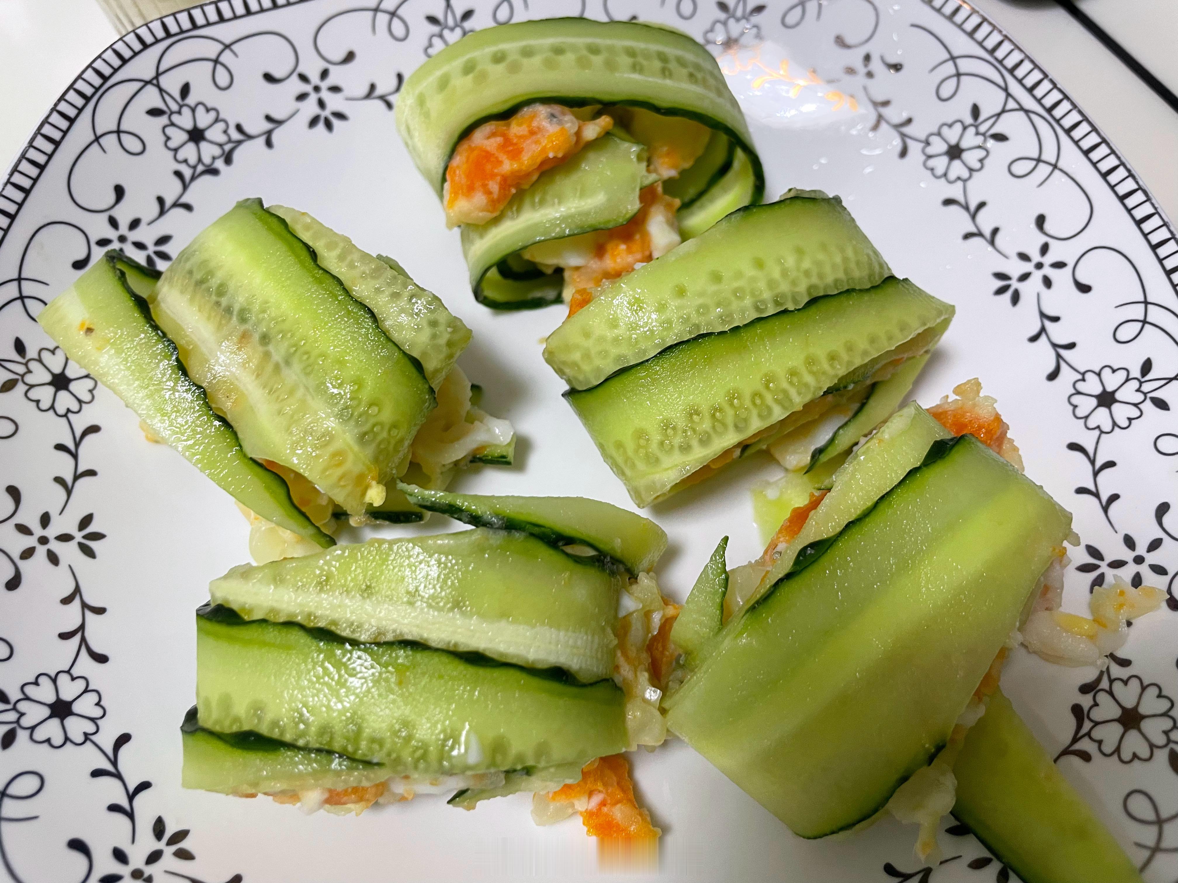 这玩意，俺对象兴致勃勃耗时一个半小时制作，饥肠辘辘的我吃了一口，…呜呜难吃现在准